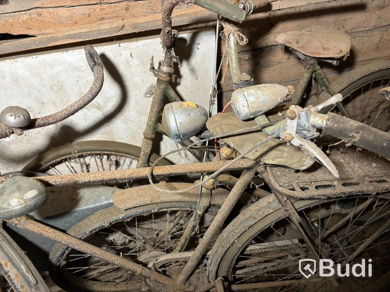 3 st.cyklar, en med påhängsmotor