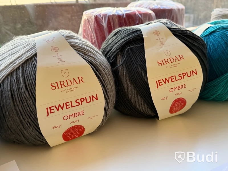 Stort parti garn och tillbehör, bl.a. Järbo, Rauma, Svarta Fåret m.fl