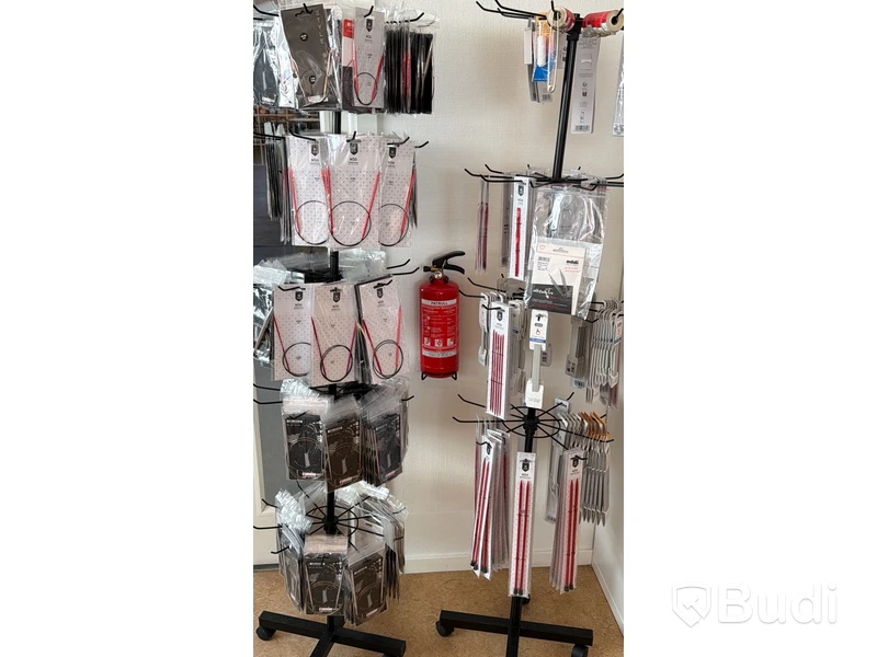 Stort parti garn och tillbehör, bl.a. Järbo, Rauma, Svarta Fåret m.fl