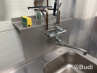 Diskbänk med blandare.