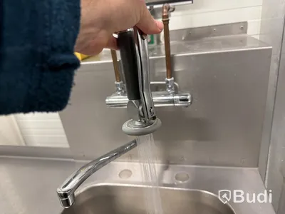 Diskbänk med blandare.