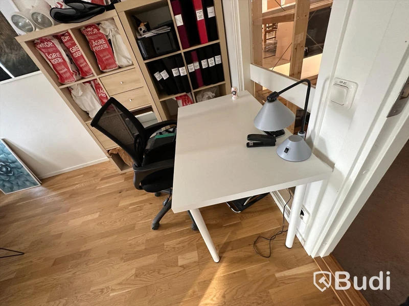Bord samt kontorsstol