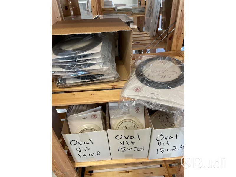 Diverse ovala ramar, svarta och vita. Ca 77st Mått i beskrivning