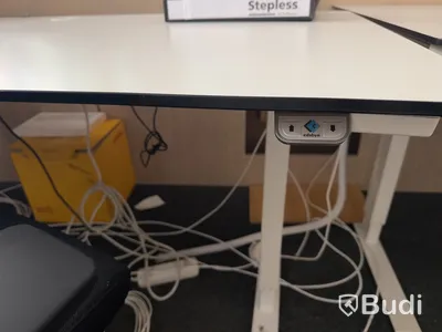 Höj- och sänkbart skrivbord med kontorsstol