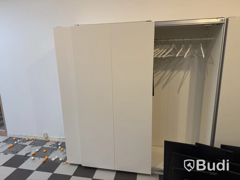 Vit garderob med skjutdörrar, IKEA