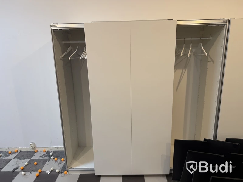 Vit garderob med skjutdörrar, IKEA