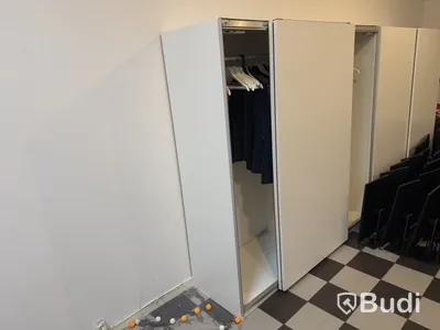 Vit garderob med skjutdörrar, IKEA