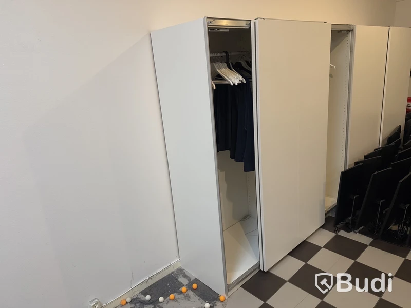 Vit garderob med skjutdörrar, IKEA