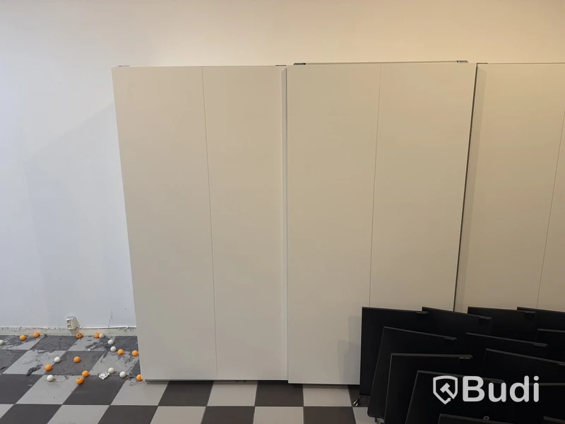 Vit garderob med skjutdörrar, IKEA