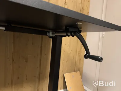 Manuellt höj- och sänkbart skrivbord