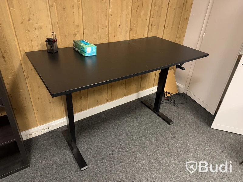 Manuellt höj- och sänkbart skrivbord