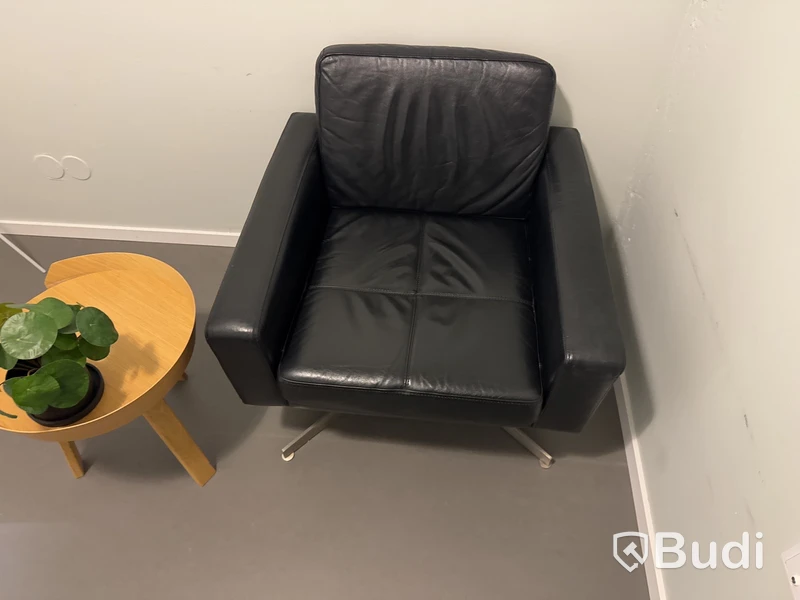 Snurrfåtölj med bord