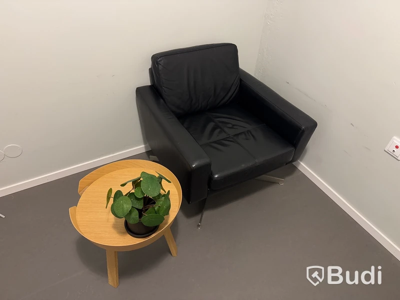Snurrfåtölj med bord