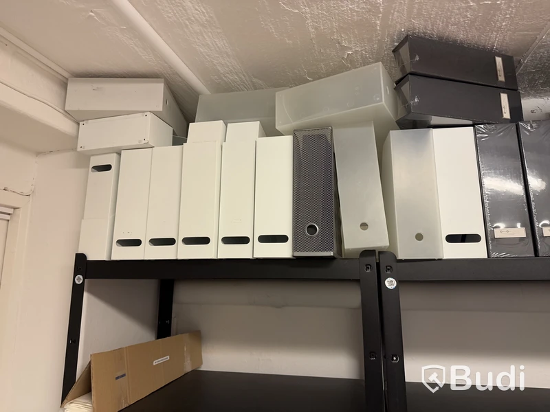 5 st. Hyllor med diverse kontorsmaterial