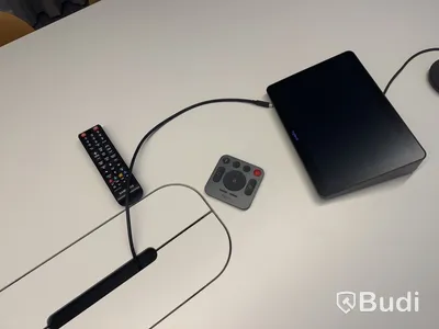 Konferensutrustning med kamera och TV-skärm