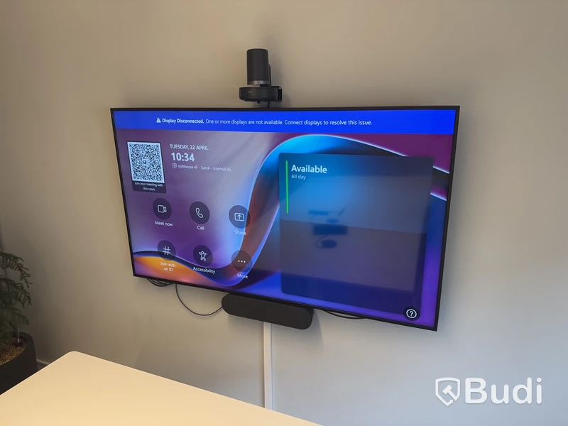 Konferensutrustning med kamera och TV-skärm
