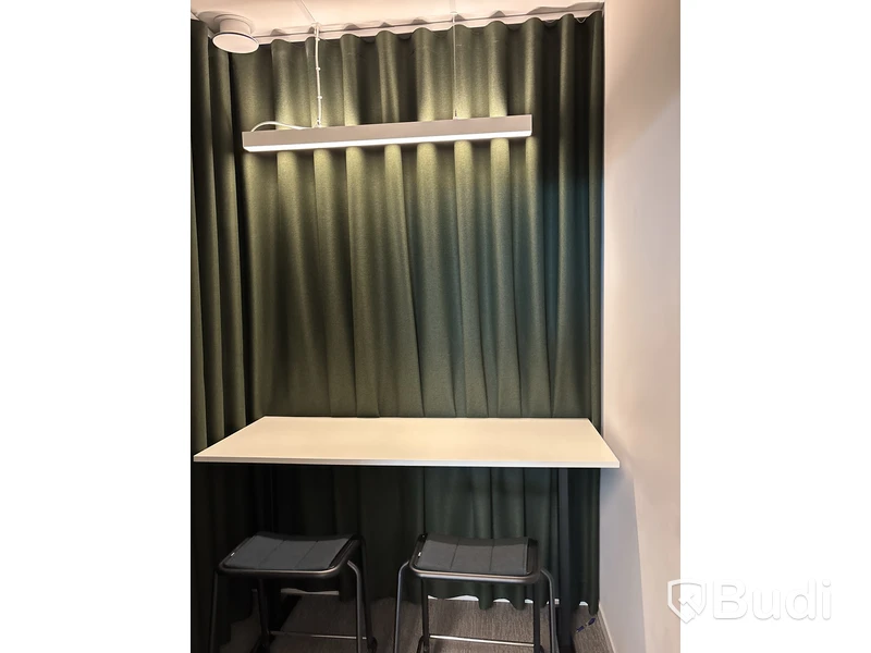 Bord, 2 st. Pallar Lammhults och 2 st. Gardiner