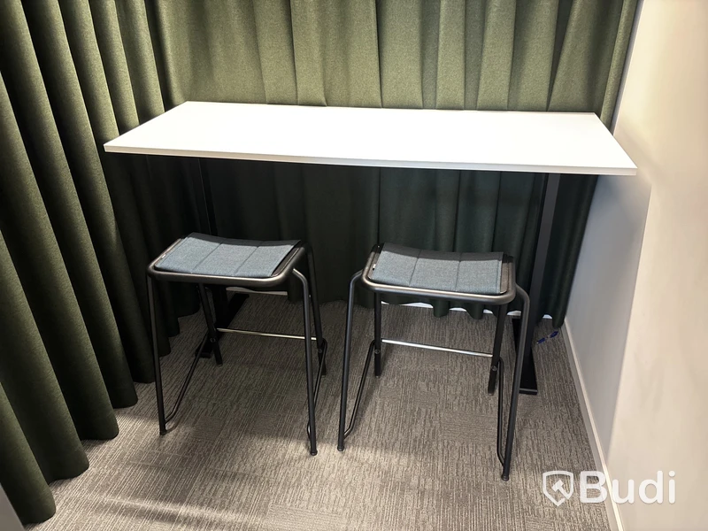 Bord, 2 st. Pallar Lammhults och 2 st. Gardiner