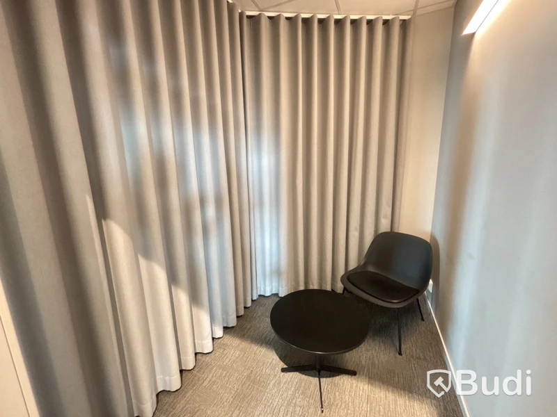 Bord, stol och 2 st. Gardiner