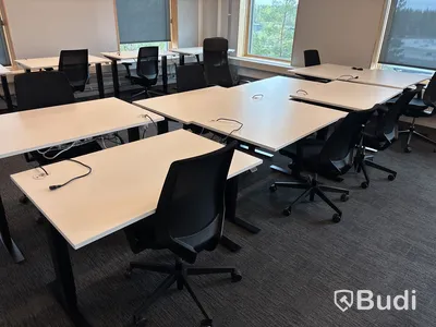 8 st. Höj- och sänkbara skrivbord Edsbyn och 8 st. kontorsstolar olika modeller