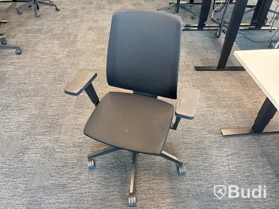 8 st. Höj- och sänkbara skrivbord Edsbyn och 8 st. kontorsstolar olika modeller