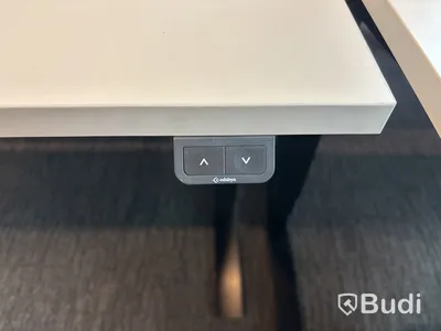 8 st. Höj- och sänkbara skrivbord Edsbyn och 8 st. kontorsstolar olika modeller
