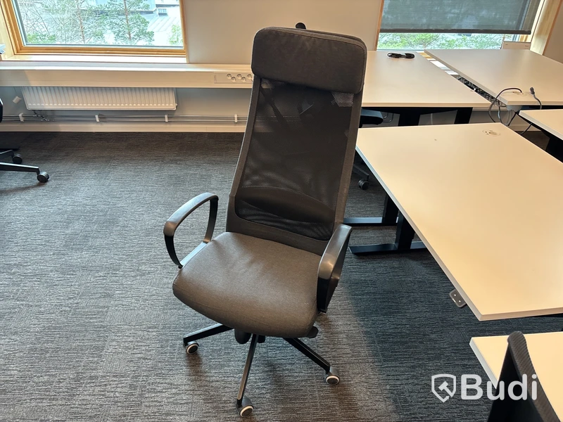 8 st. Höj- och sänkbara skrivbord Edsbyn och 8 st. kontorsstolar olika modeller