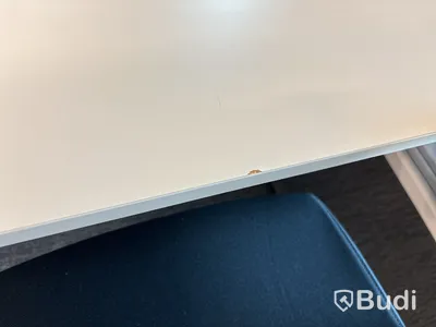 6 st. Höj- och sänkbara skrivbord olika modeller och 6 st. kontorsstolar Profim