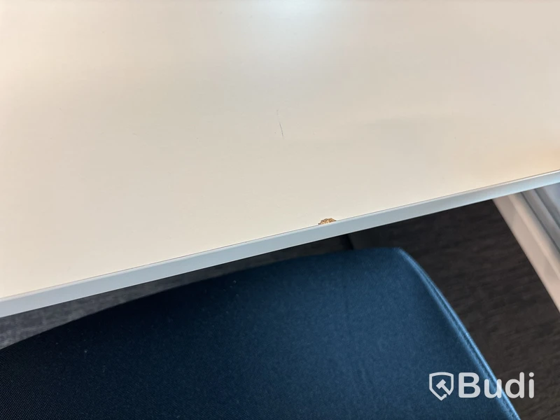 6 st. Höj- och sänkbara skrivbord olika modeller och 6 st. kontorsstolar Profim