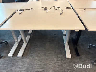 6 st. Höj- och sänkbara skrivbord olika modeller och 6 st. kontorsstolar Profim