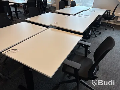 8 st. Höj- och sänkbara skrivbord Edsbyn och 8 st. kontorsstolar Profim