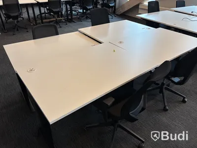 4 st. Höj- och sänkbara skrivbord Edsbyn och 4 st. kontorsstolar olika modeller