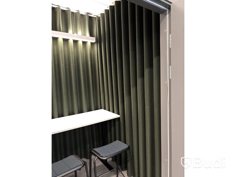 Bord, 2 st. Pallar Lammhults och 2 st. Gardiner