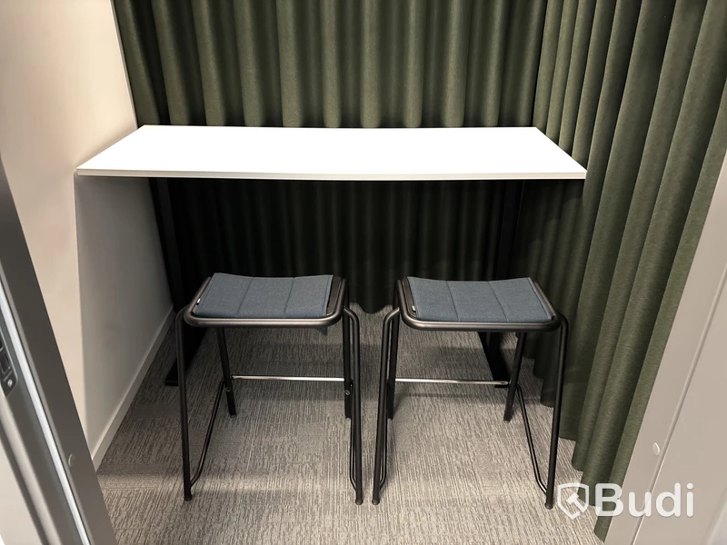 Bord, 2 st. Pallar Lammhults och 2 st. Gardiner