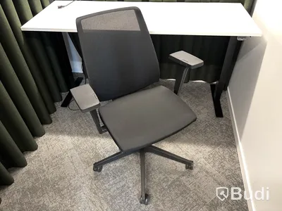 Höj- och sänkbart bord, kontorsstol och 2 st. Gardiner