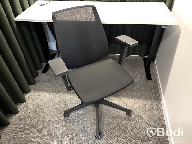 Höj- och sänkbart bord, kontorsstol och 2 st. Gardiner