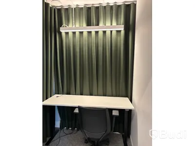 Höj- och sänkbart bord, kontorsstol och 2 st. Gardiner