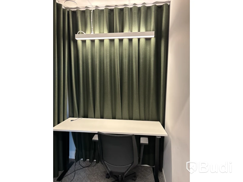 Höj- och sänkbart bord, kontorsstol och 2 st. Gardiner