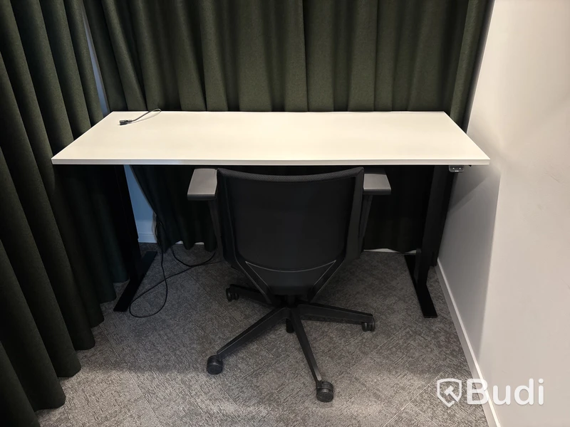 Höj- och sänkbart bord, kontorsstol och 2 st. Gardiner
