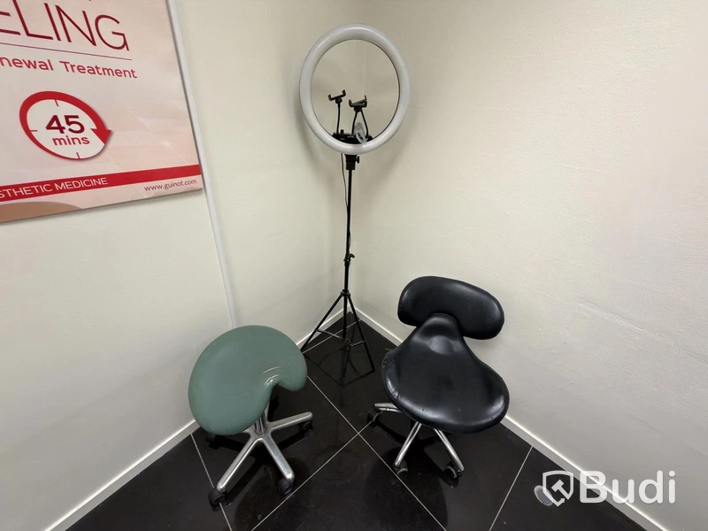 Pallar och lampa