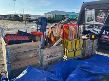 4st pallar med skyltar och redskap för vägarbete