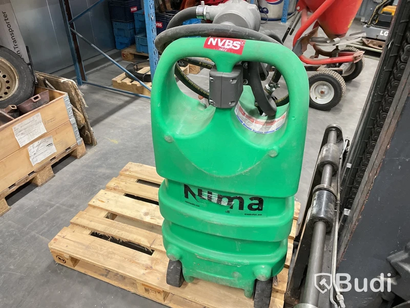 Bensintank, hand pump