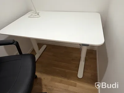 Skrivbord elektriskt höj- och sänkbart 120x80 cm i vitt inklusive kontorsstol