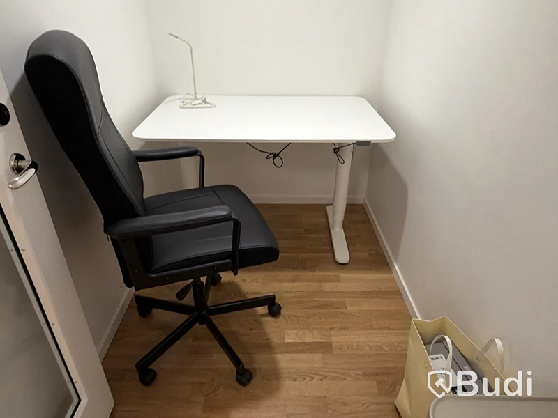Skrivbord elektriskt höj- och sänkbart 120x80 cm i vitt inklusive kontorsstol