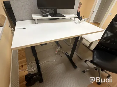 Elektriskt höj- och sänkbart bord 100x80 cm med monitorhylla