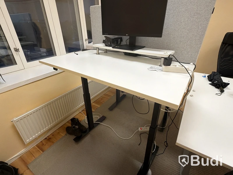 Elektriskt höj- och sänkbart bord 100x80 cm med monitorhylla