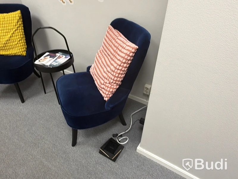 Fåtöljer blå sammet, färgglada kuddar samt sideboard