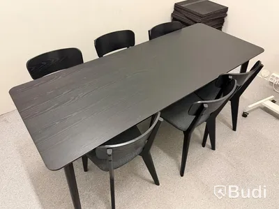 Kontorsmöbler parti - bl.a. höj- sänkbart skrivbord med 2 skärmar, bord med 6 stolar, skåp m.m.