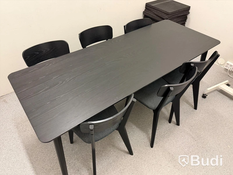 Kontorsmöbler parti - bl.a. höj- sänkbart skrivbord med 2 skärmar, bord med 6 stolar, skåp m.m.
