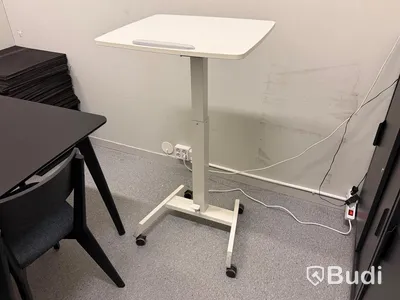 Kontorsmöbler parti - bl.a. höj- sänkbart skrivbord med 2 skärmar, bord med 6 stolar, skåp m.m.